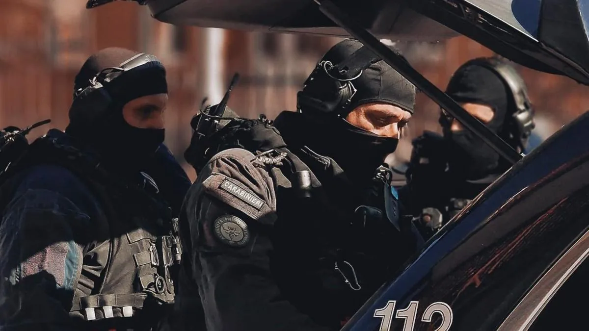 Bank robbery in Casalecchio, two bandits barricaded in the branch hold employees and customers hostage: b