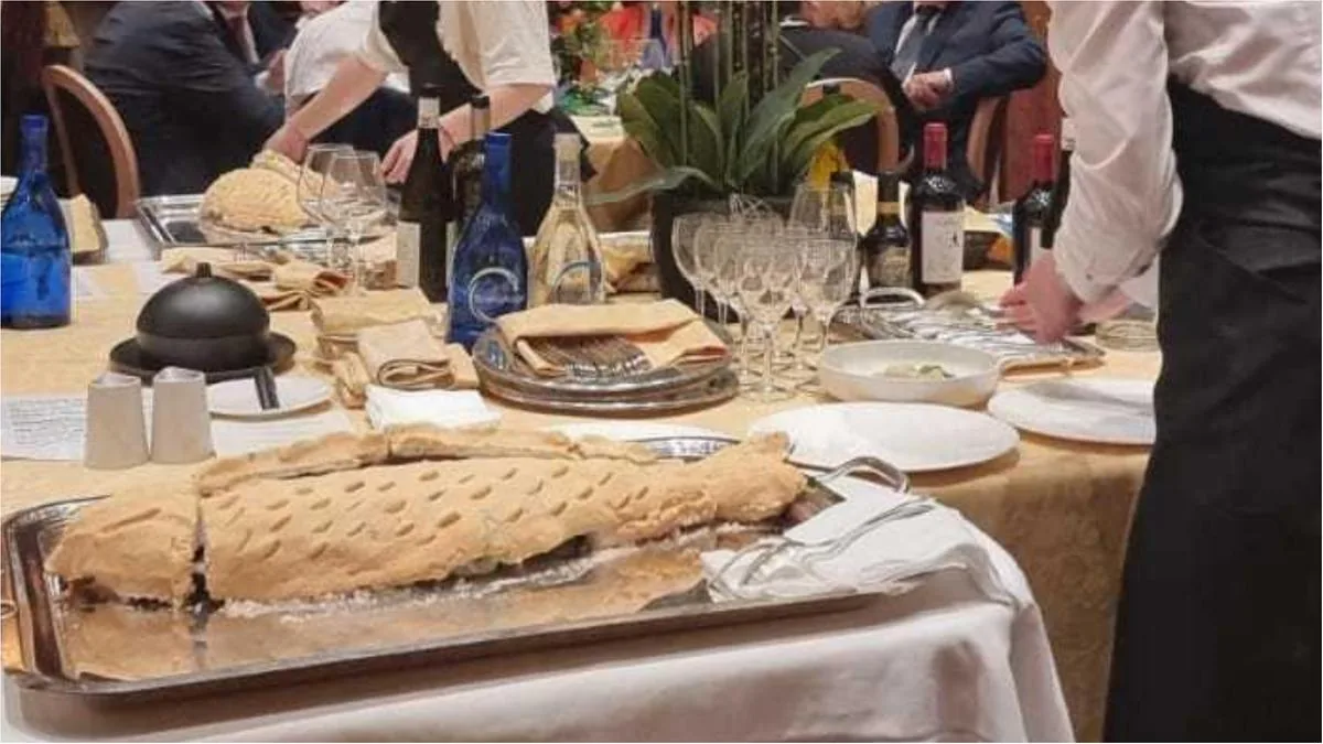 Nights in hotel and lavish free fish banquet: tourist couple paid with fake bank transfers