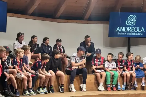 Tedesco talks with Bologna's young fans between advice and jokes: "We will give our best to make you happy"