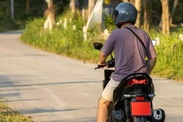 On the highway on a moped from Bologna towards Puglia: 1000 euro fine. "I wanted to reach Bari"
