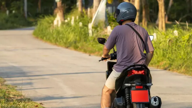 On the highway on a moped from Bologna towards Puglia: 1000 euro fine. "I wanted to reach Bari"