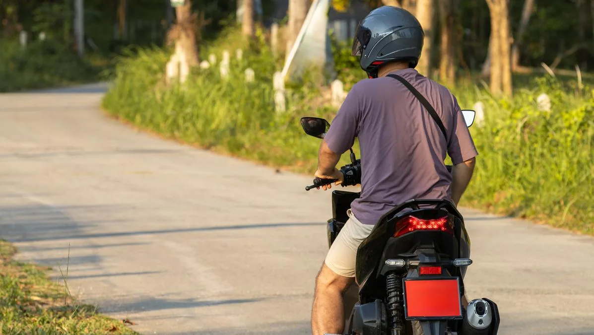 On the highway on a moped from Bologna towards Puglia: 1000 euro fine. "I wanted to reach Bari"