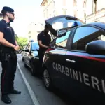 Night of fear on Mazzini street: the thugs beat him up in the street to steal his phone and then flee on a moped