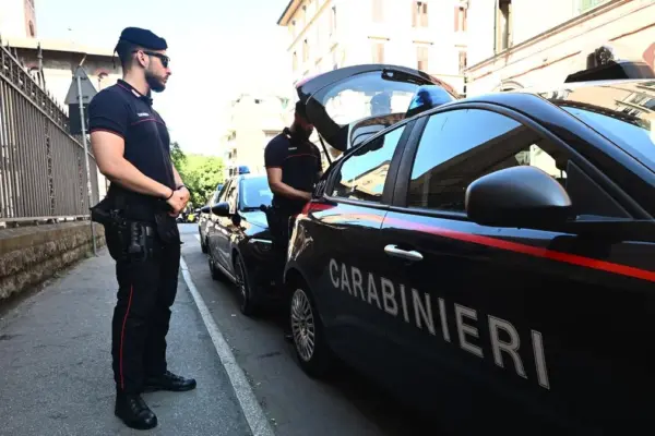 Night of fear on Mazzini street: the thugs beat him up in the street to steal his phone and then flee on a moped