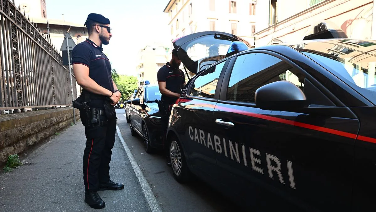 Night of fear on Mazzini street: the thugs beat him up in the street to steal his phone and then flee on a moped