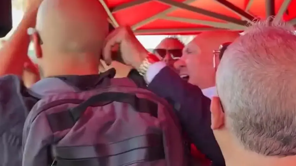 Chaos at Shada for Vannacci, Mayor Paolorossi masks as Hannibal and replies to Fedez’s reporter: “I did not assault him”. The truth in the video