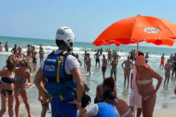 Tragedy at sea in Riccione, a 79-year-old tourist dies: lifeguard and motorcycle police rescue efforts are in vain