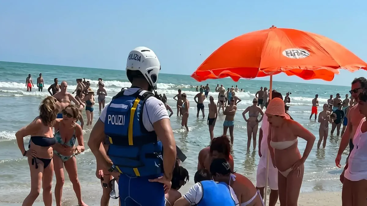 Tragedy at sea in Riccione, a 79-year-old tourist dies: lifeguard and motorcycle police rescue efforts are in vain