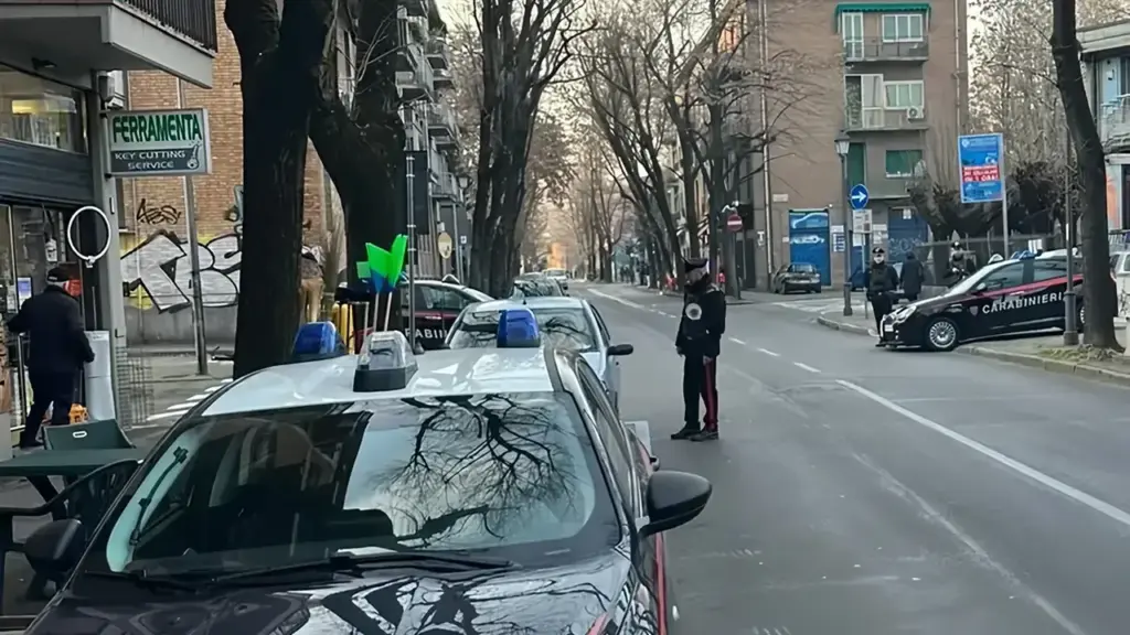 Carabinieri in zona stazione a Reggio Emilia