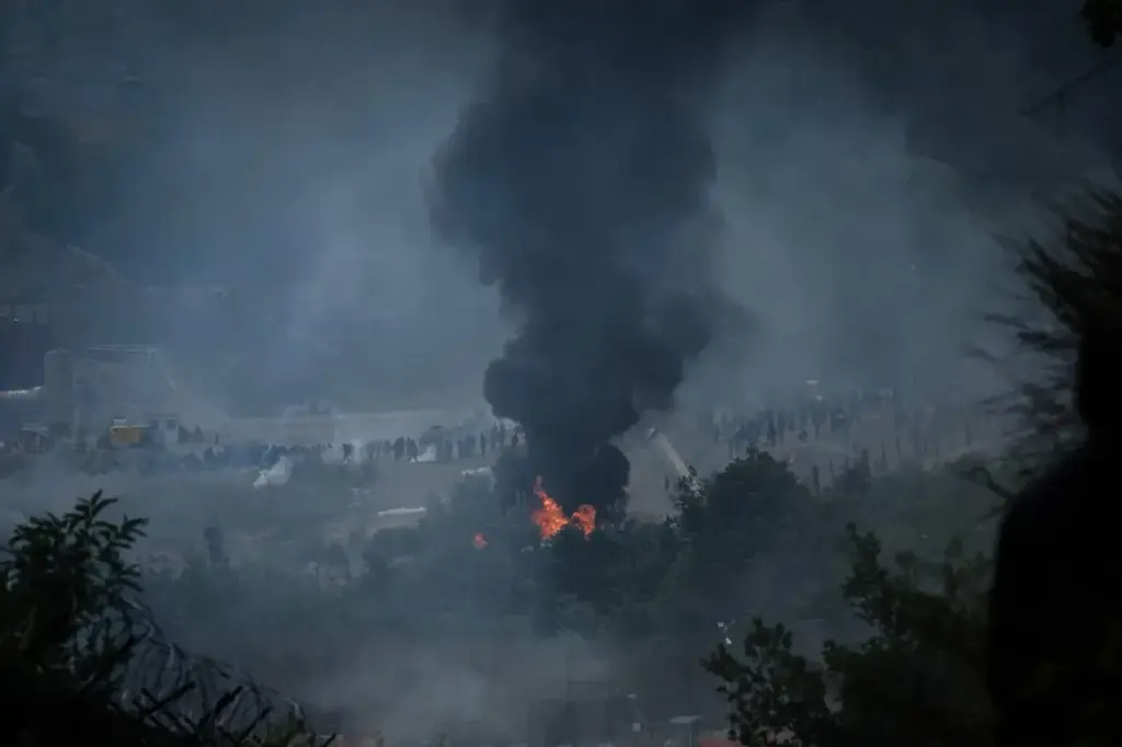 No Tav march, hundreds of hooded individuals assault the Chiomonte construction site