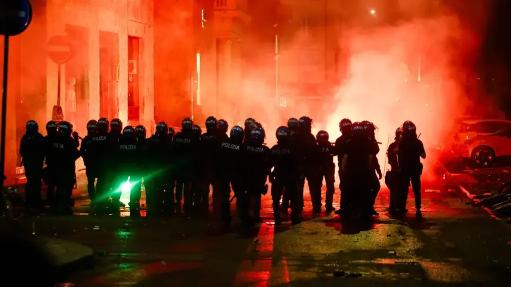 The night of guerrilla warfare lasted about 4 hours tonight (Photo by Massimiliano Donati / Fotoschicchi)