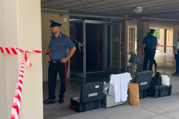 Live murder in Modena, stabbed on the stairs of a building. Screams heard by neighbors: "Go away!". A woman under interrogation