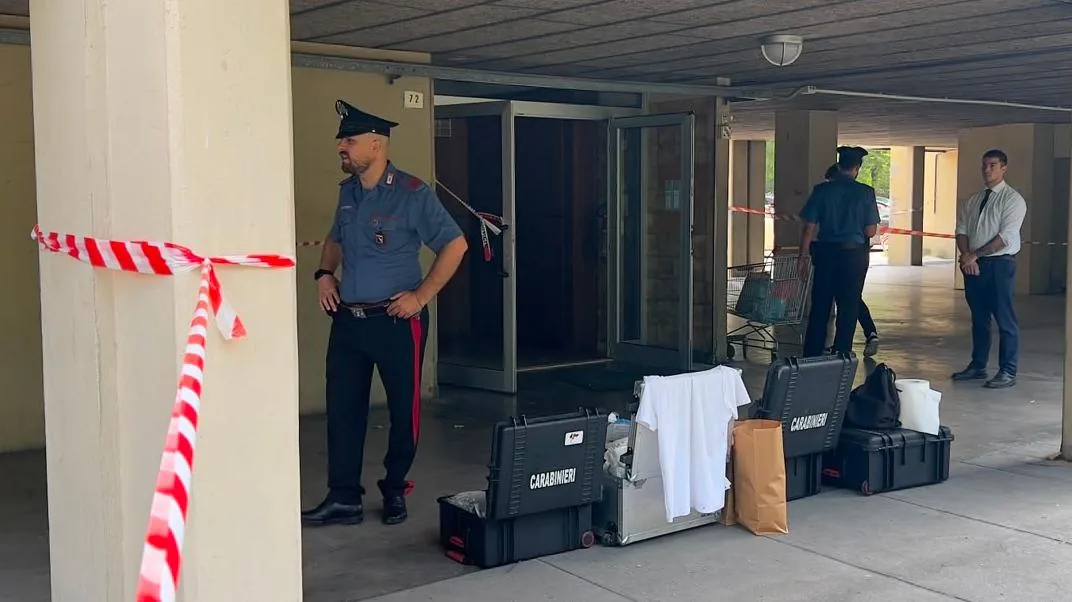 Live murder in Modena, stabbed on the stairs of a building. Screams heard by neighbors: "Go away!". A woman under interrogation