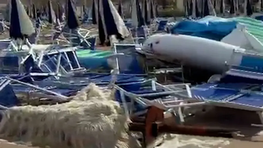 Waterspout on the beach and hail like walnuts: the violent bad weather blitz overwhelms the Marche region