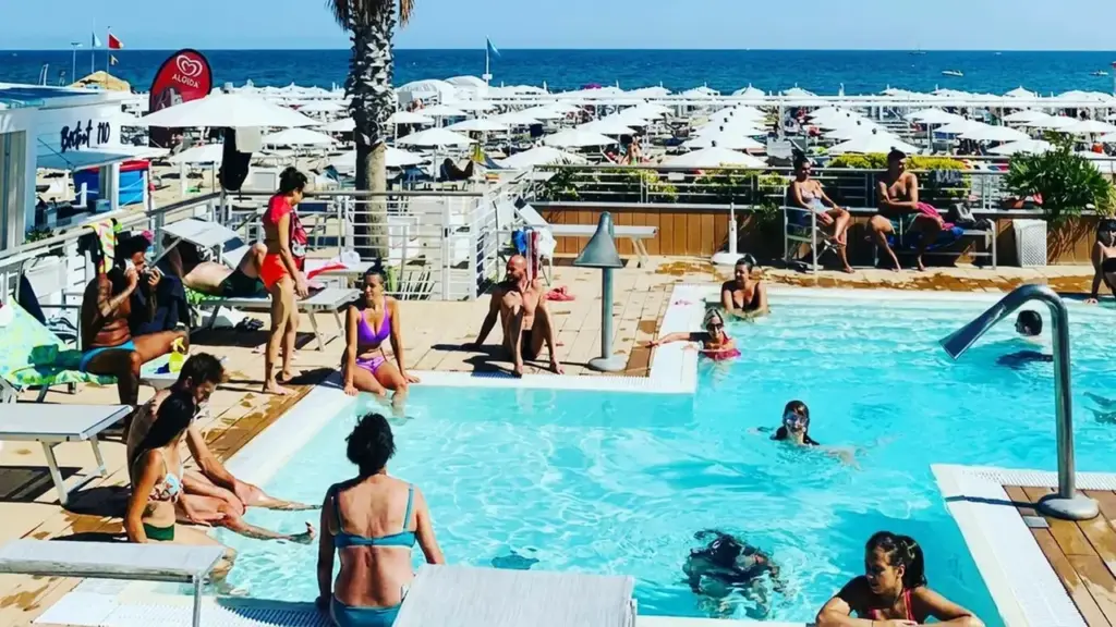 In Riccione, the pool on the beach has become a necessity for tourists, even facing sea problems