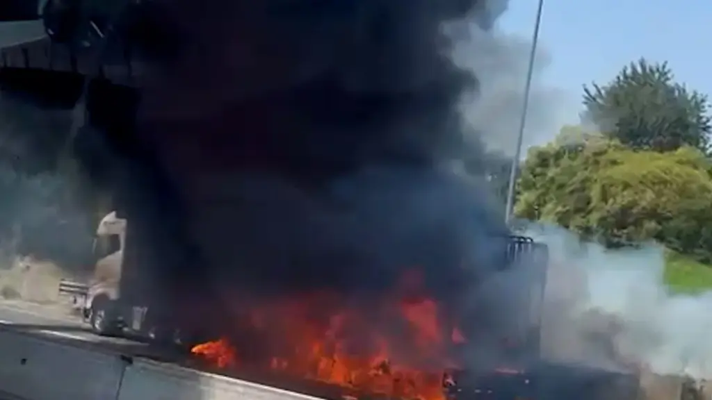 Paura in tangenziale a Bologna, camion prende fuoco in strada e viene avvolto dalle fiamme: traffico in tilt