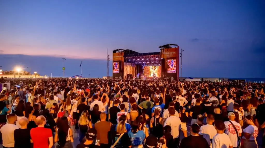 The crowd for Geolier in Piazzale Roma in Riccione