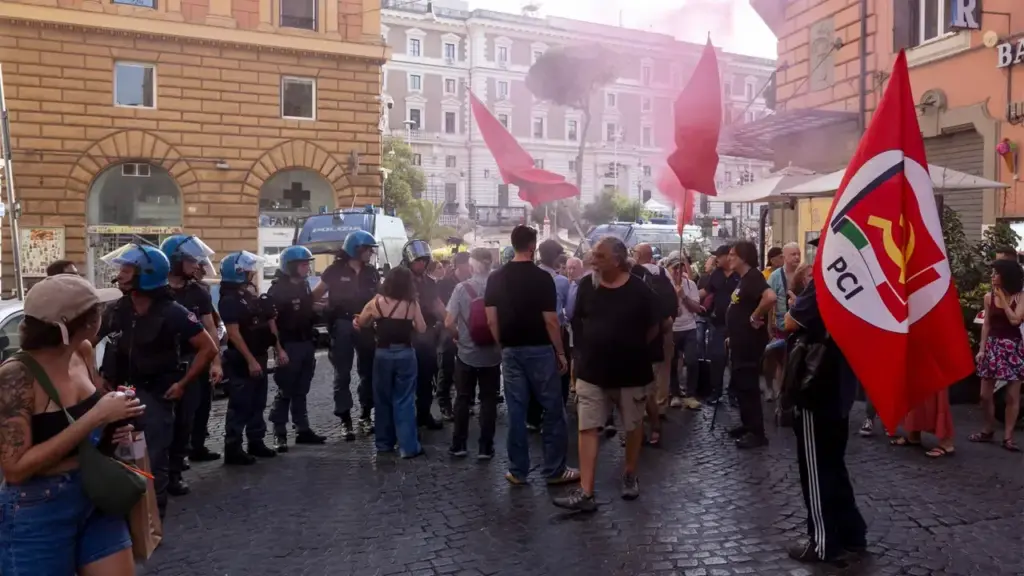 The flags of Rifondazione appear