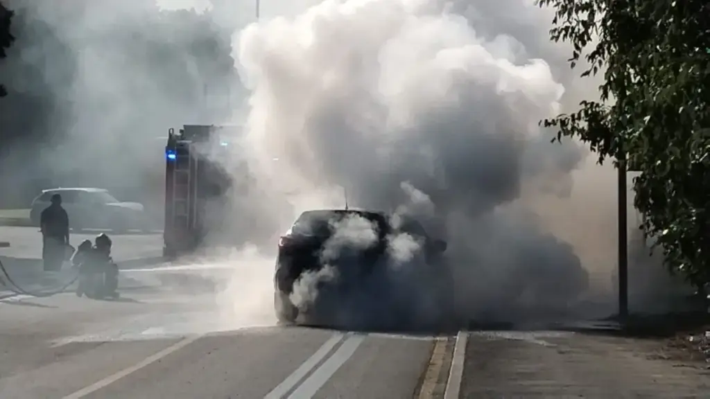 A car suddenly catches fire: driver unharmed