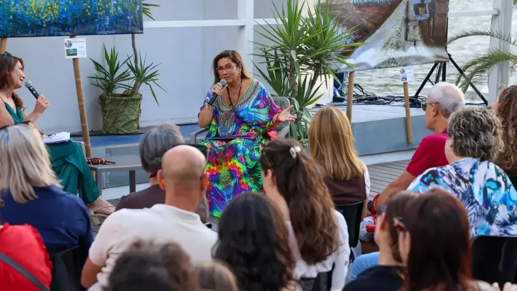 Un momento della presentazione del libro di Romina Power alla Darsena di Ferrara (foto Businesspress)