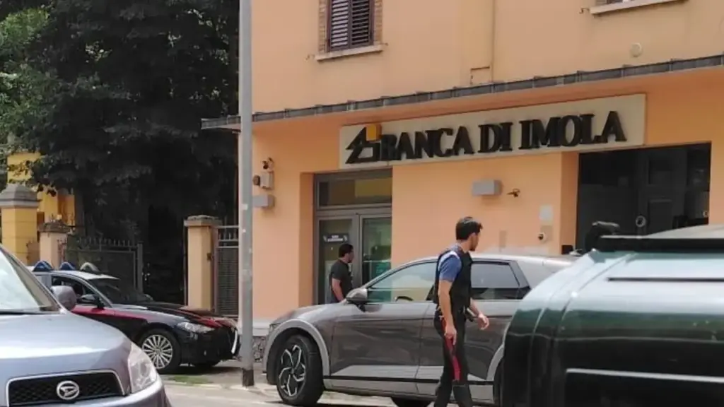 Rapina in banca a Casalecchio, liberate dai carabinieri le persone chiuse nel caveau
