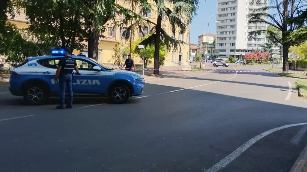 Road closures by police on via Matteotti near the Bper bank