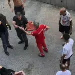The bodycam video of an officer, the fight and the containment: Fakir separated from two men. The police: “U