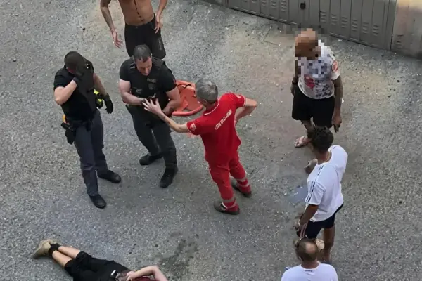 The bodycam video of an officer, the fight and the containment: Fakir separated from two men. The police: “U