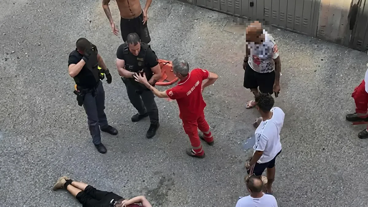 The bodycam video of an officer, the fight and the containment: Fakir separated from two men. The police: “U