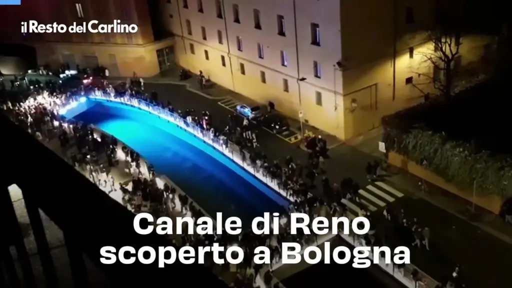 Invasion of flamingos (inflatables) in the canals of Bologna, the viral photos on social media: prank or protest gesture?