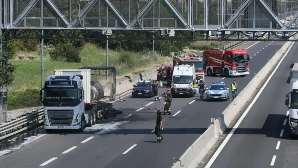 Il camion ha preso fuoco in tangenziale verso Casalecchio (fotoschicchi)