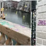 Madness in Venice: the Rialto Bridge sprayed with graffiti, what the three young tourists risk