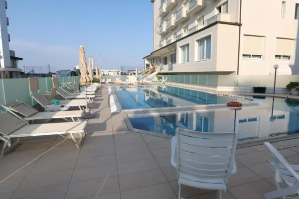 Magdalena dead at 4 years old in the hotel pool, tragedy captured by cameras: she remained in the water for 7