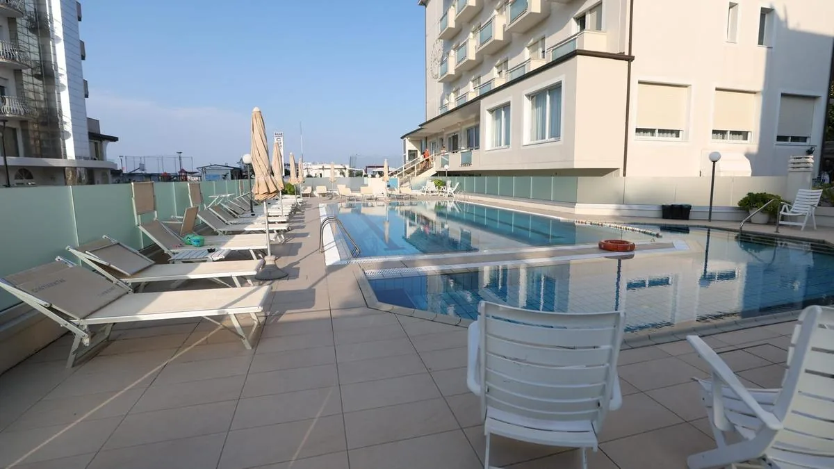 Magdalena dead at 4 years old in the hotel pool, tragedy captured by cameras: she remained in the water for 7