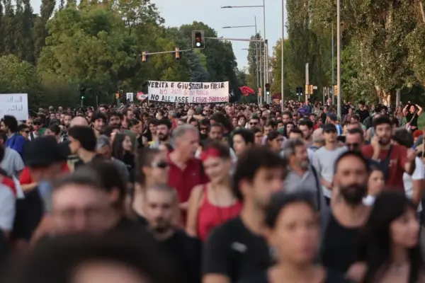 “Justice and truth for Fakir”: the (peaceful) march of 2,000 at Pilastro. A new frame emerges from the bodycam d