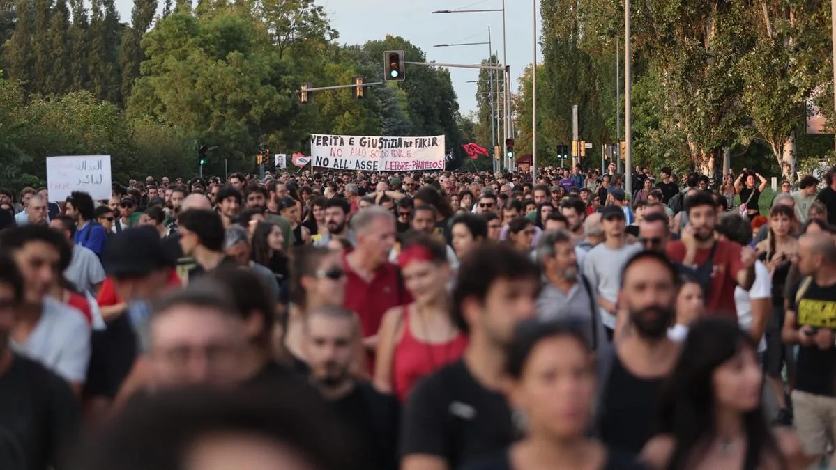 “Justice and truth for Fakir”: the (peaceful) march of 2,000 at Pilastro. A new frame emerges from the bodycam d