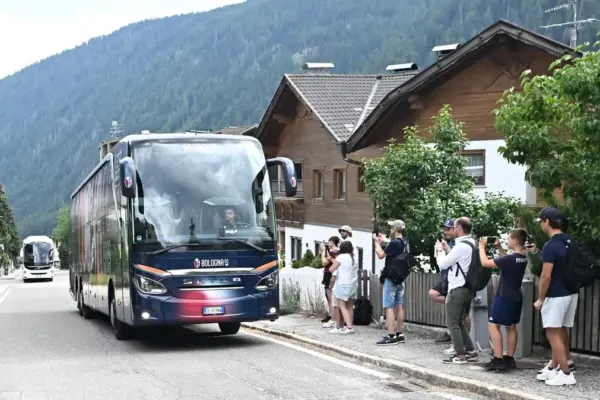 The Bologna season begins: the arrival at the Valles training camp and the fans' embrace