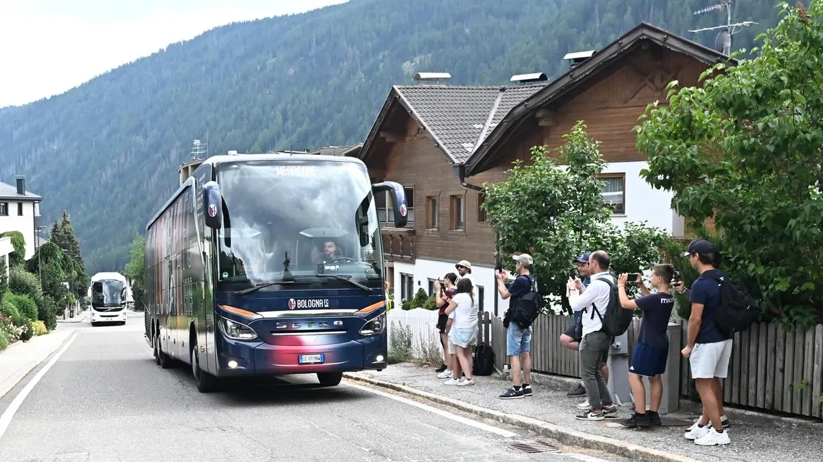 The Bologna season begins: the arrival at the Valles training camp and the fans' embrace