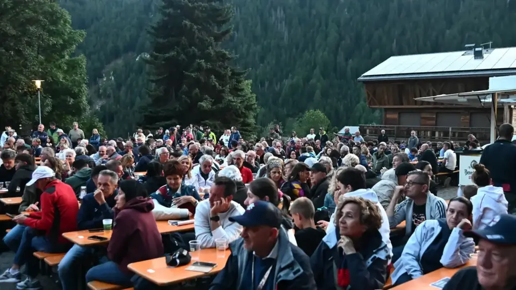 Many Bolognese came to Valles to participate in the festive red and blue training camp, which concluded at the House of Culture: the South Tyrolean town hosts the team for the fourth consecutive year