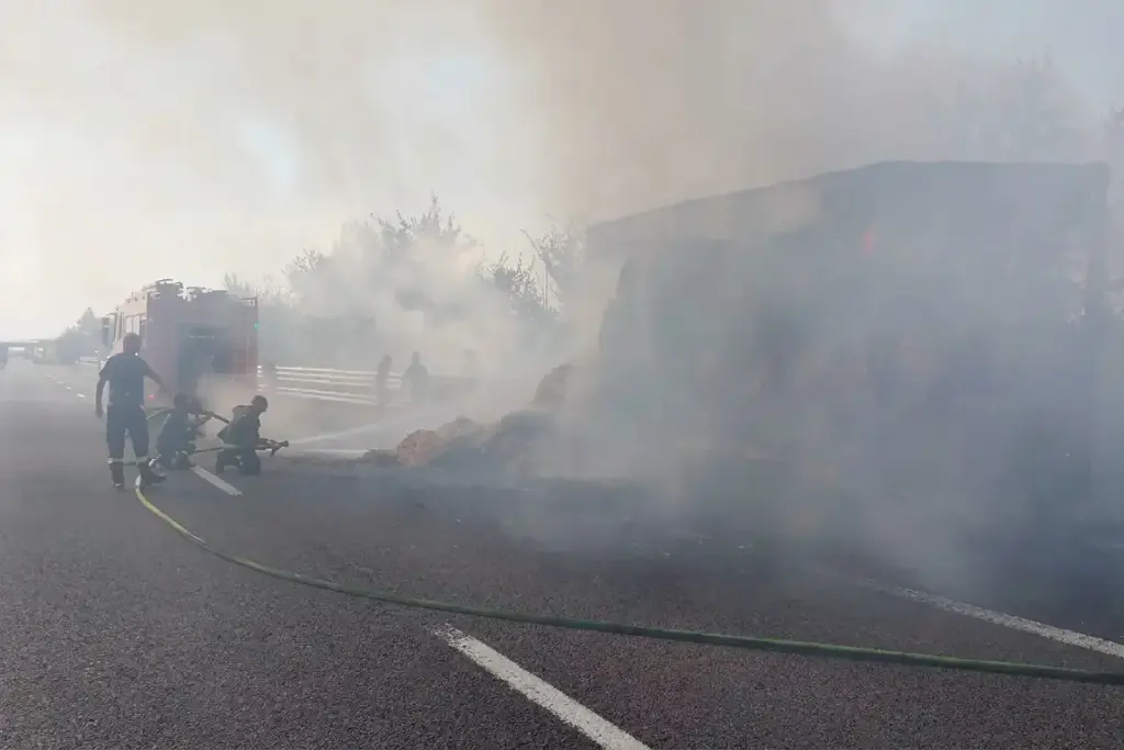 Le fiamme si sono sprigionate velocemente causando inevitabilmente disagi alla circolazione