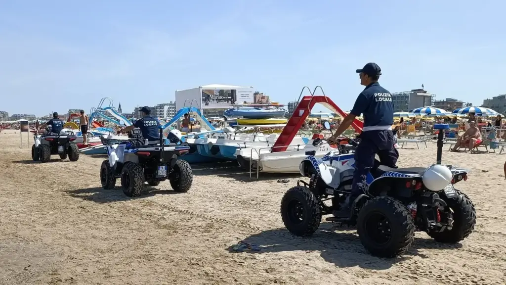 Police checks on the beach (archive photo)