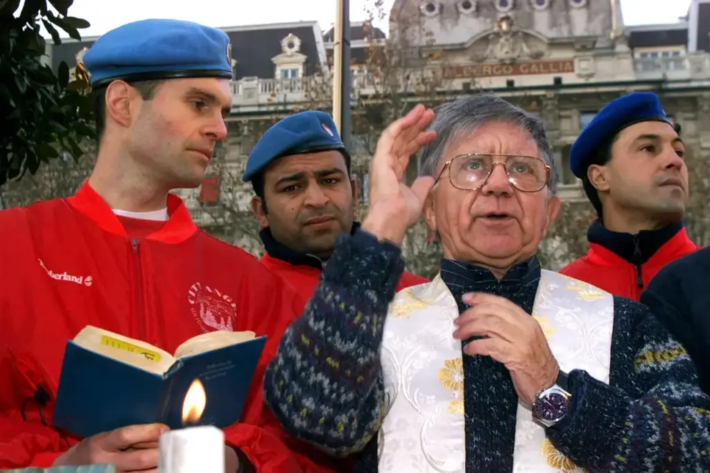 Don Mazzi together with the City Angels, and their founder Mario Furlan (first on the left), in front of the Central Station in an image from a few years ago