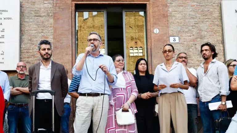 The mayor and the escort: Lepore confirms commitments on the agenda. The closeness of the Pd