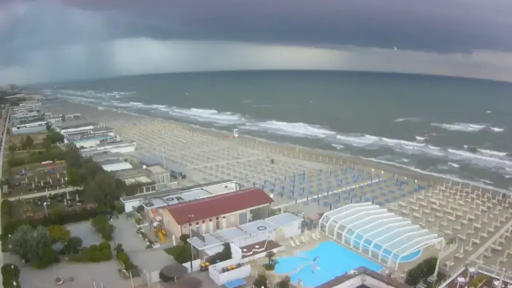 The storm moved from the Ferrara coast to the Ravenna coast: here the bad weather between Lido di Dante and Lido di Classe (photo from Emilia Romagna Meteo)