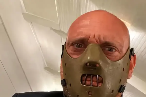 Chaos at Shada for Vannacci, Mayor Paolorossi disguises himself as Hannibal and responds to Fedez's correspondent: “N