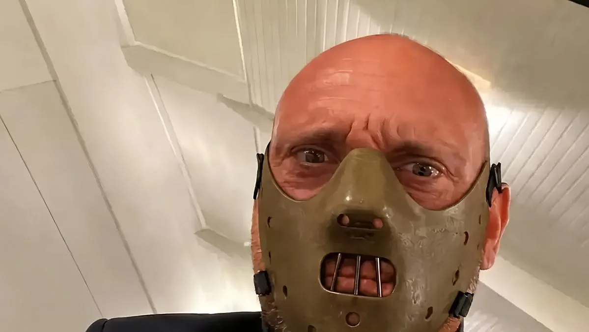 Chaos at Shada for Vannacci, Mayor Paolorossi disguises himself as Hannibal and responds to Fedez's correspondent: “N