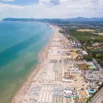 The strange summer: empty beaches, full hotels. “No sunbed and umbrella, tourists between the pool and tours in the en
