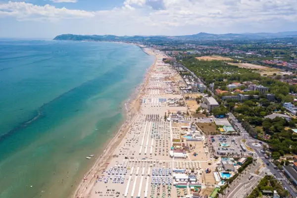 The strange summer: empty beaches, full hotels. “No sunbed and umbrella, tourists between the pool and tours in the en