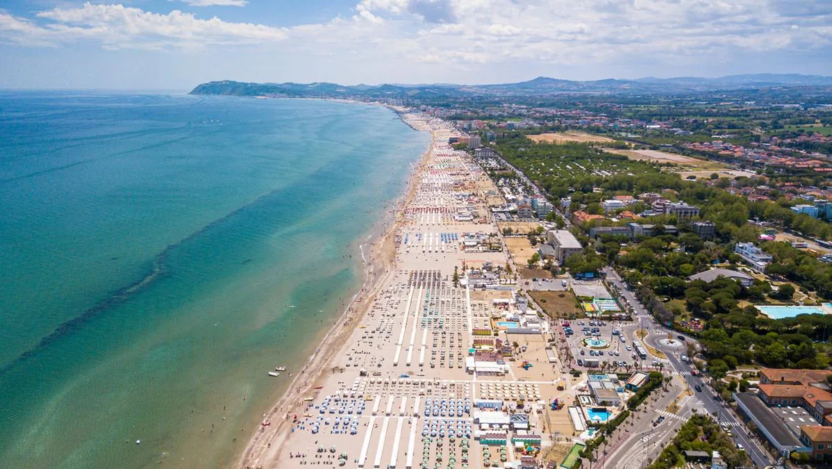 The strange summer: empty beaches, full hotels. “No sunbed and umbrella, tourists between the pool and tours in the en