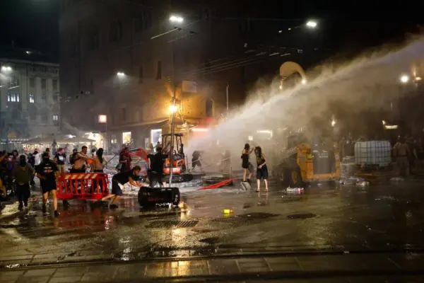 Bologna after the Fakir sit-in, damage and controversies: 50 injured among law enforcement. The live coverage